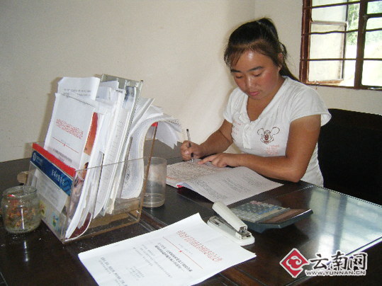 當(dāng)代大學(xué)生女村官張學(xué)鳳