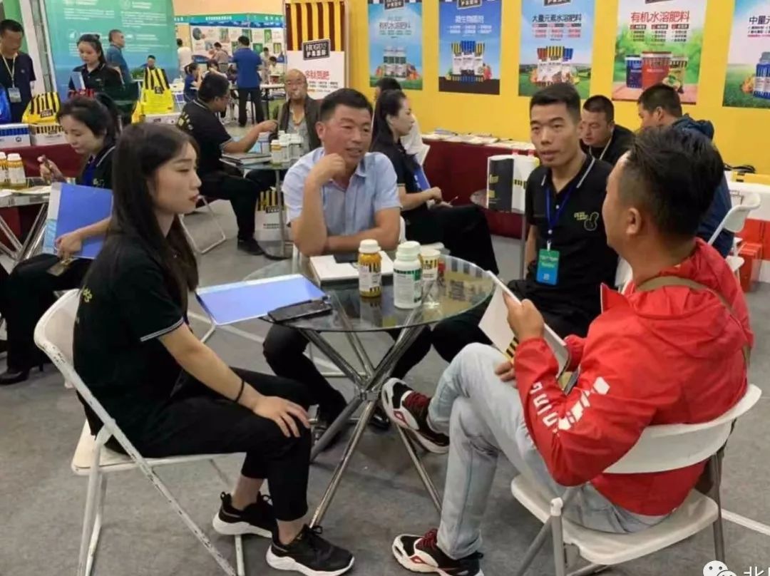 與會(huì)人士正在洽談